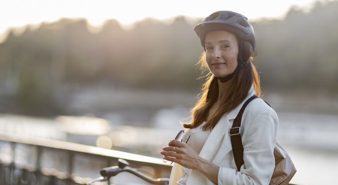 Vrouw op brug met fietshelm op